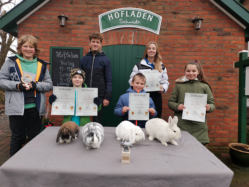 Erfolgreiche Kaninchenzüchterjugend aus Wardenburg. Kreismeister Jugend Kaninchenzüchterverein I101 Wardenburg. Foto: Uta Grundmann-Abonyi Redaktion GrAbo