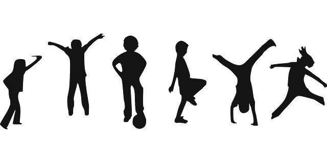 Kinder in Bewegung. Der Kreis-Sportbund Oldenburg Land und Delmenhorst fördert Kooperationen zwischen Vereinen und Schulen sowie Kitas. Bild: Pixabay CLker-free-Vector https://pixabay.com/de/vectors/kinder-spielen-aus%c3%bcbung-sport-310223/