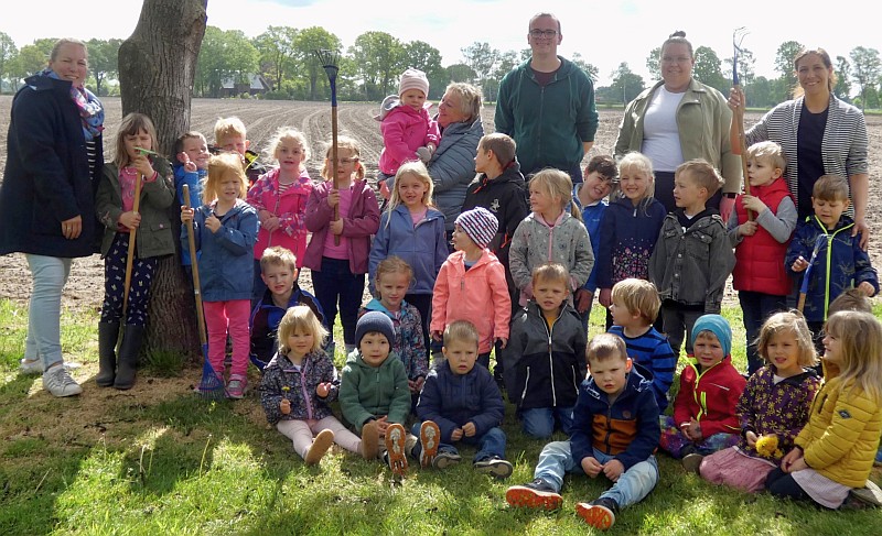 Einen tollen Tag hatten die Kinder aus der Kita Littel mit Ihren Betreuer:innen  v.l.n.r.  Stefanie Welter, Ilona Thee, Fabian Hainke, Svenja  Rindermann und Linda Jansen und Landwirt Helge Möhlenpage beim Aussäen einer Wildblumenwiese