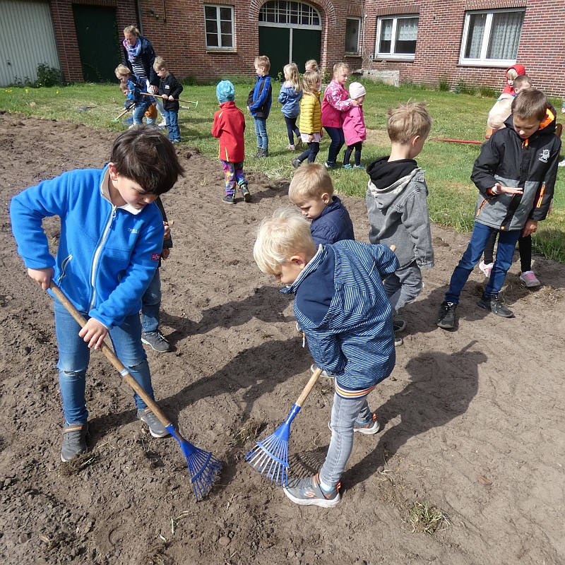 Aktiv bei der Arbeit die Kinder aus der Kita Littel auf dem Hof von Familie Möhlenpage in Littel. Eine Blühwiese wurde angelegt. Foto: Kita Littel - Gemeinde Wardenburg