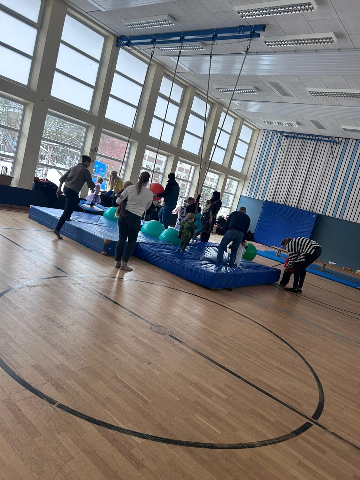 Bewegung und Spaß für Kinder von 1- 3 Jahren am Sonntag in Wardenburg beim Eltern-Kind-Turnen in der Sporthalle an der Grundschule Wardenburg mit dem WTV. Foto: Petra Mikczinski | Wardenburger TV kindersport_sonntag_wardenburg_wtv_zeitung_verein_wardenburger-tv