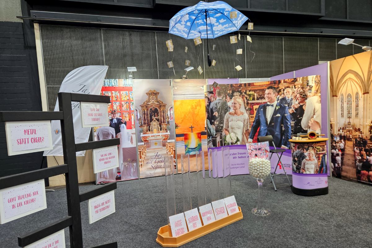 Die Kirche ist mit einem Messestand auf der Hochzeitsmesse in Oldenburg zu finden. Foto Messestand: © ELKiO/Melanie Jülisch