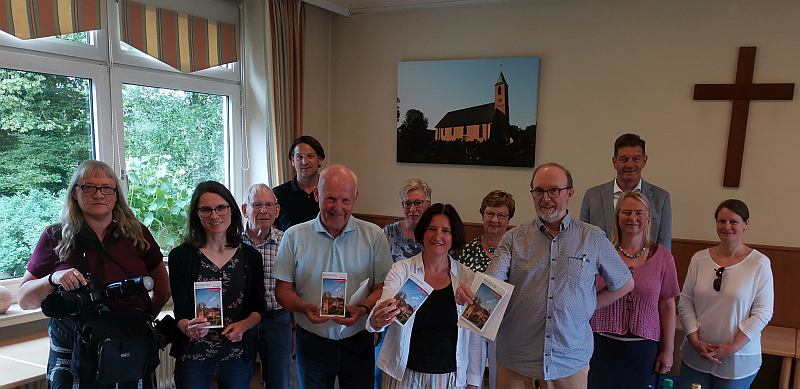 Dank Unterstützung vieler Aktueure konnte der Kirchenführer Marienkirche und Glockenturm Wardenburg erstellt werden. Die Unterstützer bei der Publikationsvorstellung im Gemeindehaus Wardenburg. Foto: Uta Grundmann-Abonyi