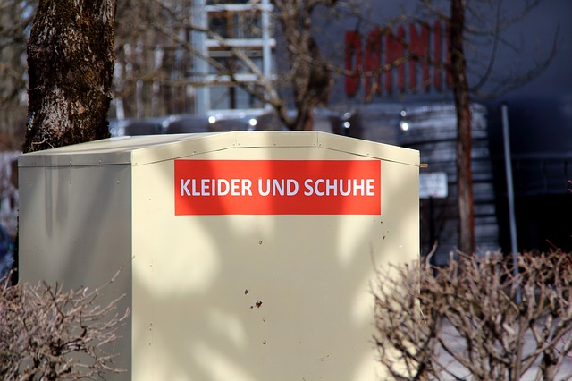 Kleider und Schuhe spenden über Altkeidercontainer. Foto: Pixabay