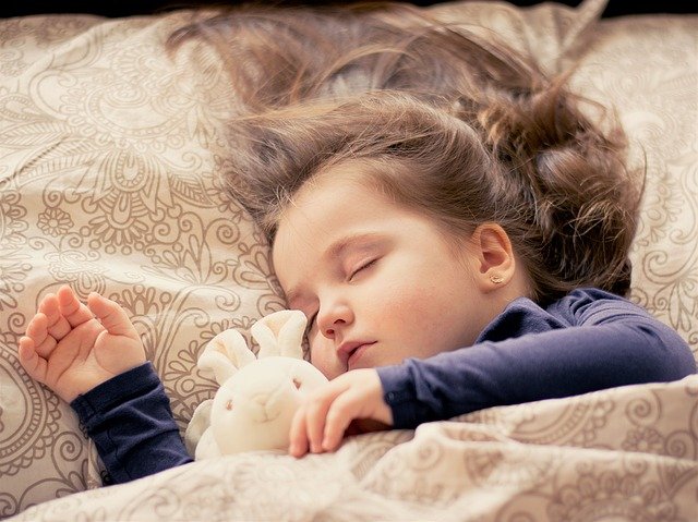 Ein Kind schläft. Foto Daniela Dimitrova Pixabay