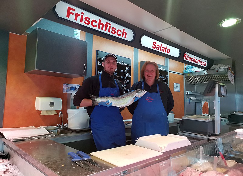 Kris und Elke vom Fischwagen auf dem Wardenburger Wochenmarkt - https://www.fisch-jan.de | Foto GrAbo