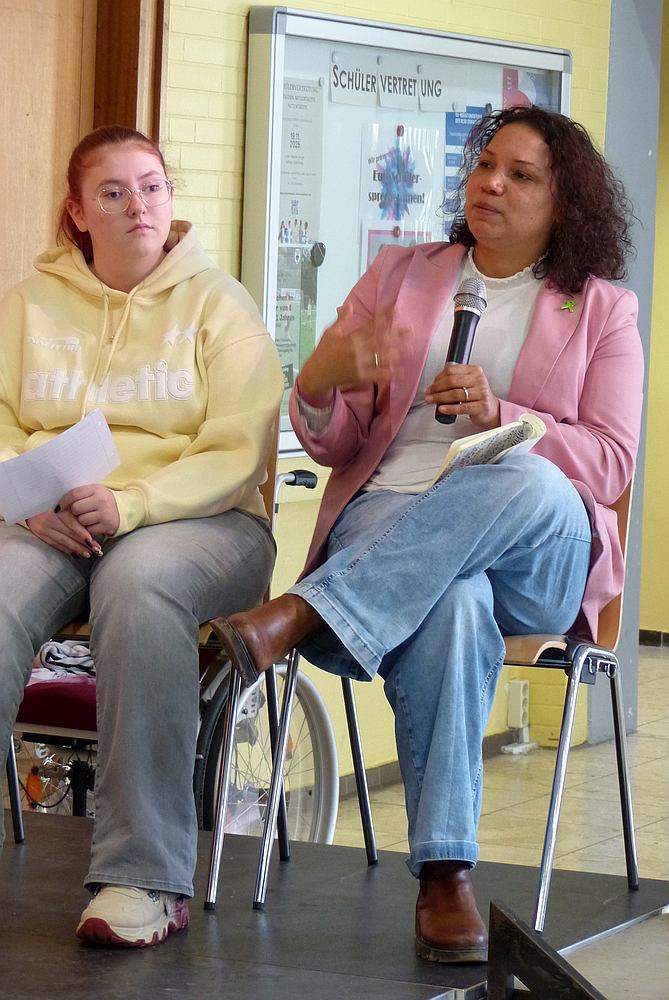 Lena Nzume Landtagsabgeordnete der Grünen im Gespräch mit Schülern der IGS Wardenburg. Foto: Haiko Mensing https://www.igs-wardenburg.de/ Lena Nzume Landtagsabgeordnete der Grünen im Gespräch mit Schülern der IGS Wardenburg. Foto: Haiko Mensing https://www.igs-wardenburg.de/