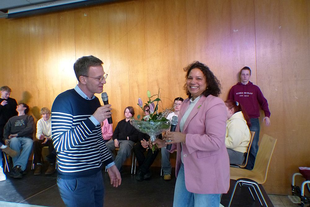 Schulleiter Carsten Kliegelhöfer überreicht zu Dank Blumen an Lena Nzume, Landtagsabgeordnete der Grünen aus Niedersachsen nach dem Besuch in der IGS Wardenburg. Foto: Haiko Mensing https://www.igs-wardenburg.de/ Schulleiter Carsten Kliegelhöfer überreicht zu Dank Blumen an Lena Nzume, Landtagsabgeordnete der Grünen aus Niedersachsen nach dem Besuch in der IGS Wardenburg. Foto: Haiko Mensing https://www.igs-wardenburg.de/