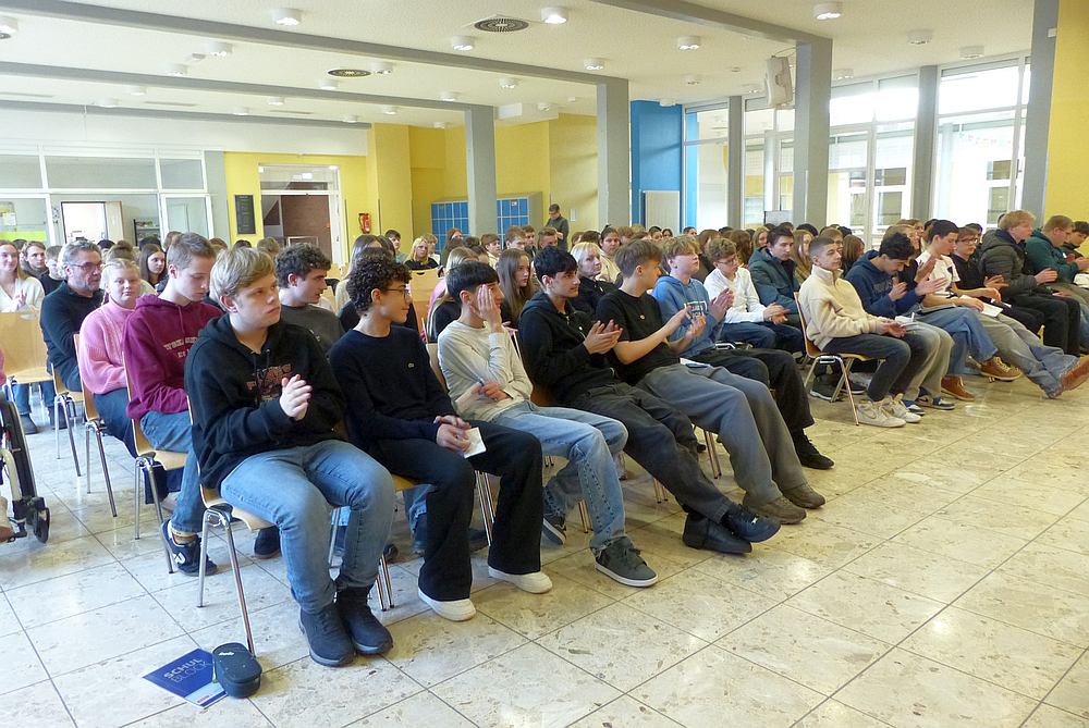 Schüler der IGS Wardenburg im Gespräch mit Landtagsabgeordneter Lena Nzume. Foto: Haiko Mensing IGS Am Everkam Wardenburg https://www.igs-wardenburg.de/ Schüler der IGS Wardenburg im Gespräch mit Landtagsabgeordneter Lena Nzume. Foto: Haiko Mensing IGS Am Everkam Wardenburg https://www.igs-wardenburg.de/