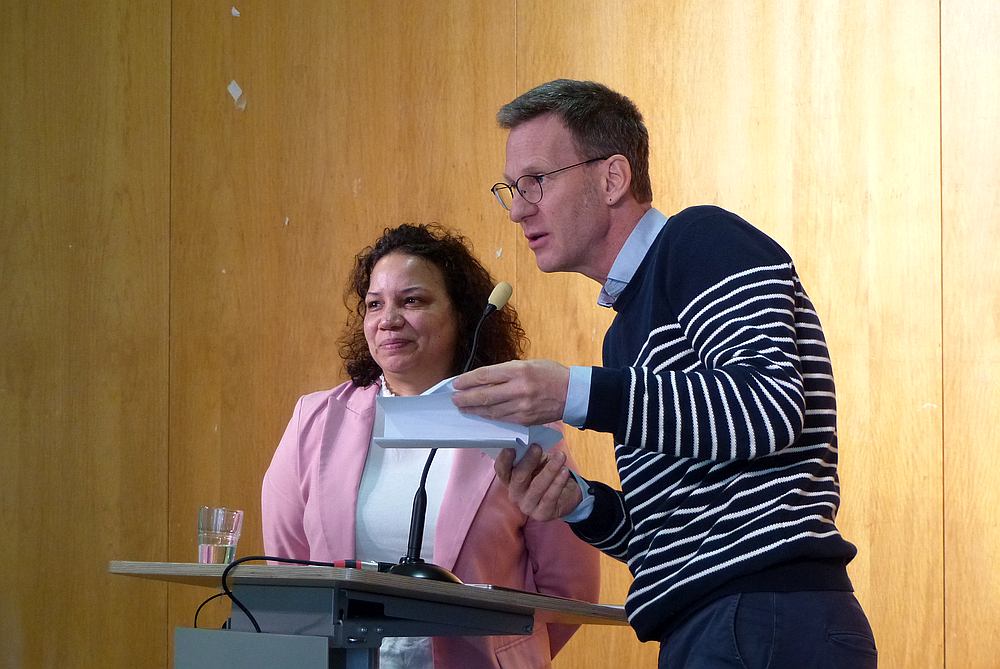 Lena Nzume und Carsten Kliegelhöfer in der IGS Wardenburg. Foto Haiko Mensing https://www.igs-wardenburg.de/ Lena Nzume und Carsten Kliegelhöfer in der IGS Wardenburg. Foto Haiko Mensing https://www.igs-wardenburg.de/