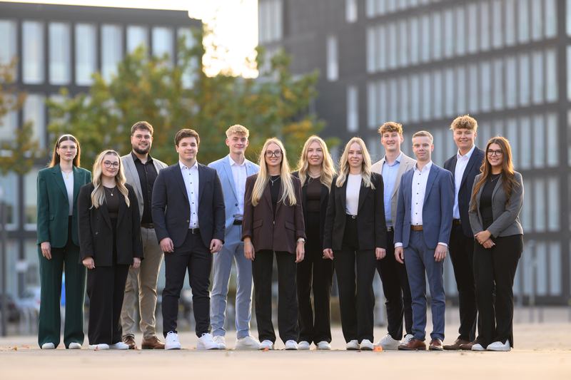 13 Nachwuchskräfte der LZO übernehmen vom 12. - 23. Januar 2026 die LzO Filiale in Wardenburg. Azubi-Filiale ist das Motto für den Praxistest. Mehr dazu in der WH Monatszeitung Wardenburg Meine Region Ausgabe Januar 2026. Foto: www.LzO.com