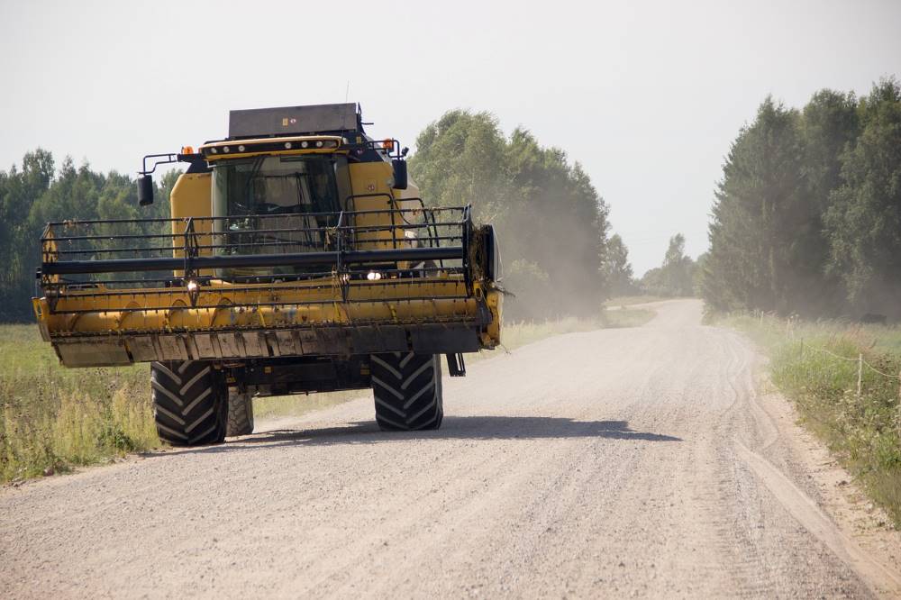 Landwirtschaftlicher Verkehr im öffentlichen Raum - gute Beleuchtung und Rücksichtnahme für Sicherheit im Straßenverkehr. Foto: Andris Ivanovs Pixabay maehdrescher-strasse-harvest-pixabay-andris-ivanovs-pixabay
