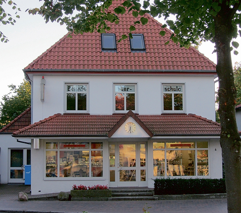 Martens - Fachgeschäft für Uhren Schmuck Geschenke Edelmetallankauf am Markt in 26209 Hatten Kirchhatten. Foto: Wolfgang Martens martens_kirchhatten_marktplatz_aussenaufnahme_wolfgang_martens_foto_zeitung