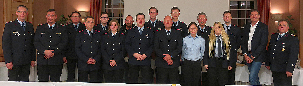 Mitgliederversammlung der Feuerwehr Wardenburg Geschäftsjahr 2021. Ortsbrandmeister Stefan Buschmann, stellv. OrtsBM Sven Koopmann, Hannes Brunßen, Sascha Rüdebusch, Nick Suhr, Sabrina Dilz, Markus Kahl, Jochen Brunßen, Torben Klaener, Ulrich Schweidler, Jannik Aschendorf, Kira Feuerhahn, Maik Oliver Bäcker, Mareika Martens, Philipp Logemann, Bürgermeister Christoph Reents, Gemeindebrandmeister Herwig Grotelüschen.  Foto: Jochen Brunßen Gemeindepressewart