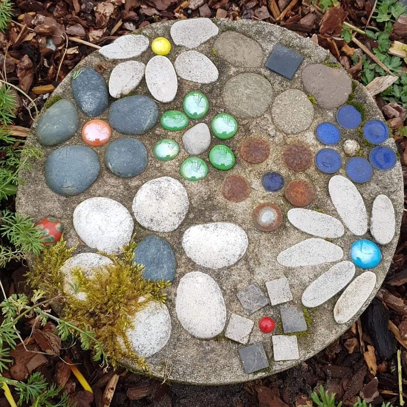 Mosaikblumen auf Beton im Garten - Mosaik Workshop mit Marion Fenne im Landkreis Oldenburg. ☎ +49 (0) 178 – 5338044 → https://de-de.facebook.com/marion.fenne
