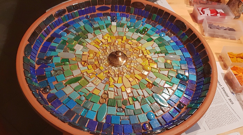 Mosaikschale z.B. als Vogeltränke im Garten nutzbar - Mosaik Workshop mit Marion Fenne im Landkreis Oldenburg. ☎ +49 (0) 178 – 5338044 → https://de-de.facebook.com/marion.fenne