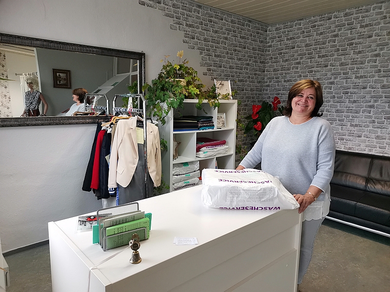 Albina Isbjakow von der Änderungsschneiderei und Reinigungsannahme in Wardenburg sucht eine Schneiderin. Foto: GrAbo