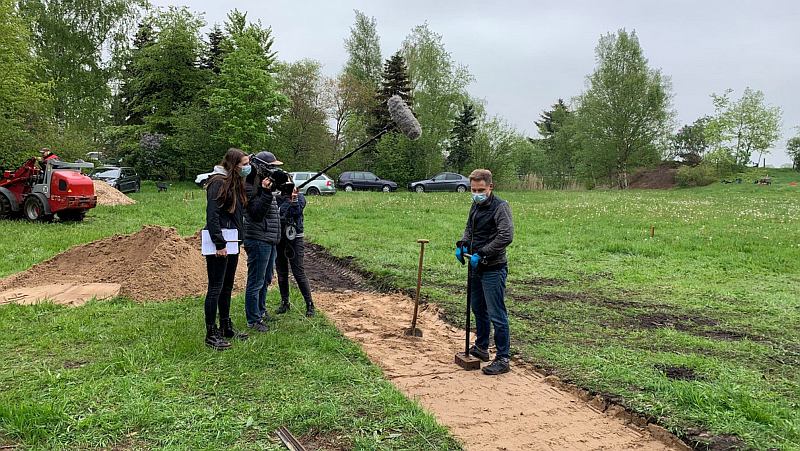 Der NDR Niedersachsen bei Filmaufnahmen für die BINGO Lotterie an der neuen Freifläche der Biathleten und Schützen in Sandkrug. Foto: Schützenverein Sandkrug | Benjamin Stahnke • www.schuetzenverein-sandkrug.de