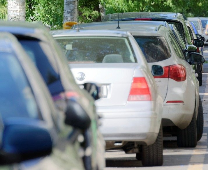 Parken in der Stadt wird immer mehr zum Problem. Foto: Pixabay icsiviu