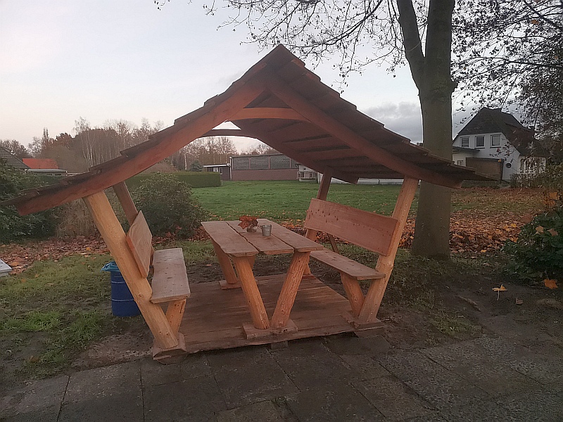 Picknickhütte in Südmoslesfehn neu aufgestellt  dank Spenden durch LZO Stiftung und Bastelgruppe vom Sportverein Südmoslesfehn