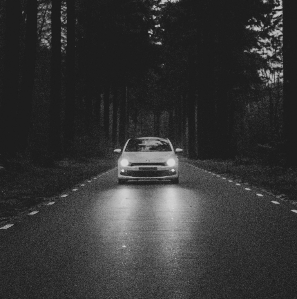 Auto bei Dunkelheit Jorgen Hendriksen unsplash | Performanceliebe Auto bei Dunkelheit Jorgen Hendriksen unsplash | Performanceliebe