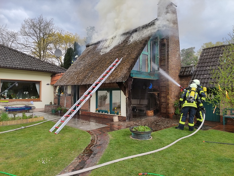 Der Dachstuhl eines Reetdachanbaus in Hatterwüsting wurde am 1. Mai 2022 von der Freiwilligen Feuerwehr gelöscht. Foto Timo Nirwing Feuerwehr Sandkrug