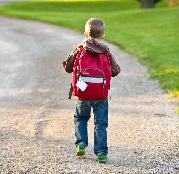 Die richtige Wahl ist wichtig bei Kinderrucksäcken. Foto: Pixabay ambermb