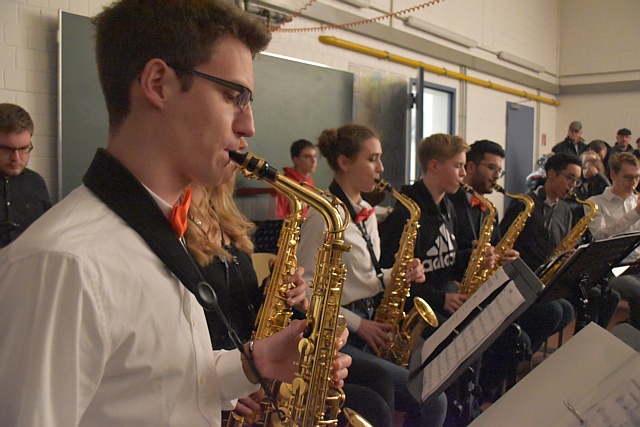 Saxophoneklänge mit der Band unter Leitung von Lutz Fischer erfreuen das Publikum der Weihnachtsbaumfeier in Wardenburg 2019. Foto: Uta Grundmann-Abonyi Redaktion GrAbo WH Meine Region und Landkreis Kurier Saxophoneklänge mit der Band unter Leitung von Lutz Fischer erfreuen das Publikum der Weihnachtsbaumfeier in Wardenburg 2019. Foto: Uta Grundmann-Abonyi Redaktion GrAbo WH Meine Region und Landkreis Kurier