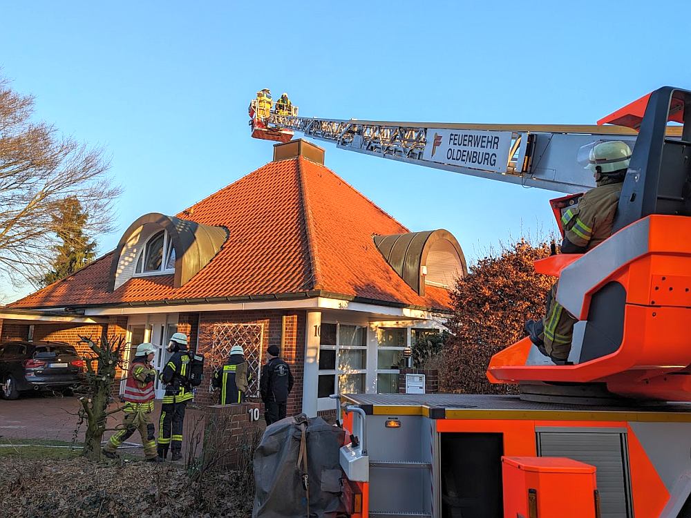 Mit dem Leiterwagen der Feuerwehr Oldenburg im Einsatz zu einem gemeldeten Schornsteinbrand in der Ackerstraße in Wardenburg am 7. Januar 2024. Foto: Jochen Brunßen Gemeindepressewart der Feuerwehr Wardenburg