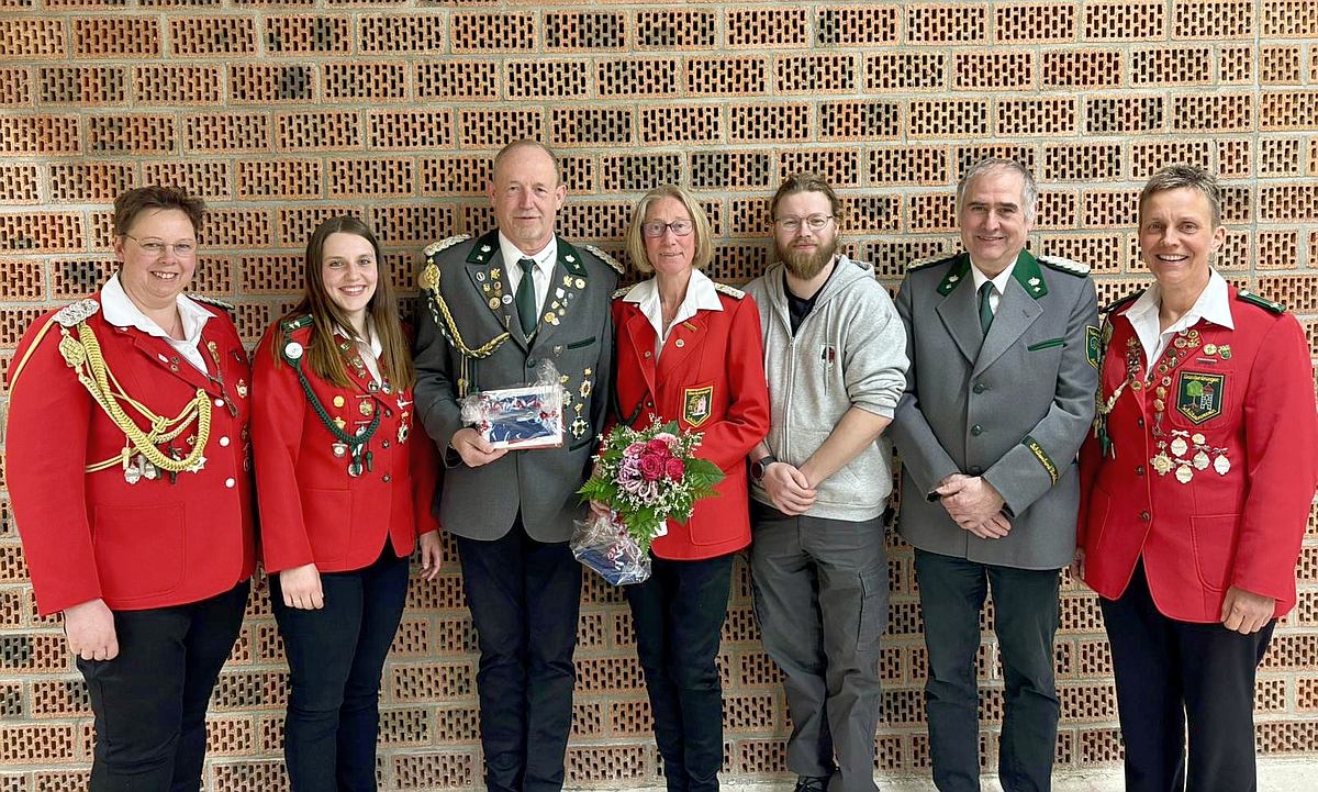 Frank Bökamp und Carmen Warnken (Bildmitte) wurden vom neuen Vorstand des Wardenburger Schützenvereins am 27. März 2026 verabschiedet. Foto Verein (vl.) Nicole Hoppe, Lena Scholz, Frank Bökamp, Carmen Warnken, Grischa Hollje, Udo Himmelmann, Bianca Rupp www.wardenburger-schuetzenverein.de schuetzenverein_wardenburg_verabschiedung_vorstand_2026_foto_vereinmmelmann, Bianca Rupp www.wardenburger-schuetzenverein.de