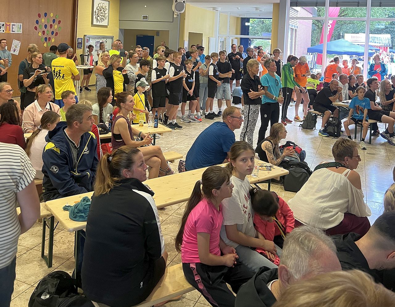 Teilnehmer des Sommerlauf Wardenburg in der Aula der IGS am Everkamp warten auf die Ergebnisse und Medaillen. Foto Dennis Oltmann Orgateam Wardenburger Sommerlauf sommerlauf-wardenburg-teilnehmer-igs-aula-ergebnisse