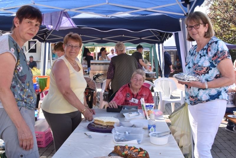 Das Team der Wardenburger Speisekammer bietet Kaffee, Getränke und Kuchen zum Selbstkostenpreis an. Foto: Uta Grundmann-Abonyi www.landkreis-kurier.de