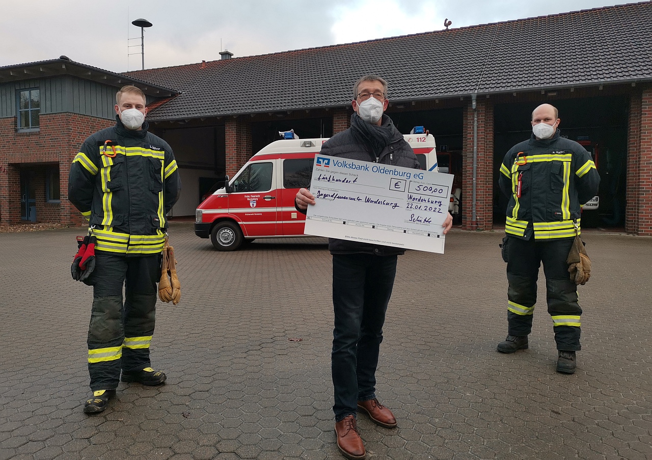 Spendenübergabe an den Förderverein der Freiweilligen Feueerwehr Wardenburg durch Thomas Schütte (Mitte) an Mirko Alberts und Leon Stöver von der Jugendfeuerwehr Wardenburg. Foto Uta Grundmann-Abonyi SEO Redaktion GrAbo www.Landkreis-Kurier.de