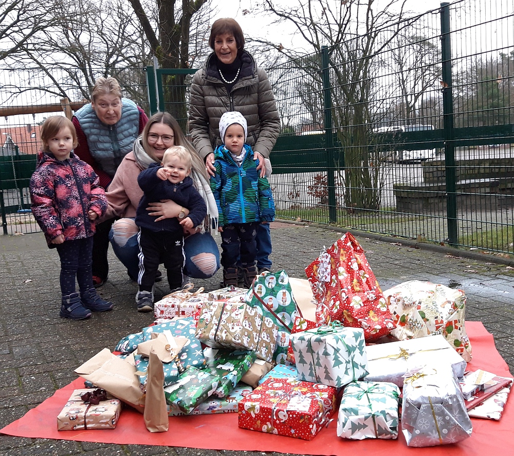 Silvia Schütte (links) und Doris Melius (rechts) haben die Spenden der Kinder aus der Kita Bienenkorb im Namen der Speisekammer Wardenburg am Freitag, den 17.12.21 abgeholt. Foto: Kita Bienekorb Wardenburg