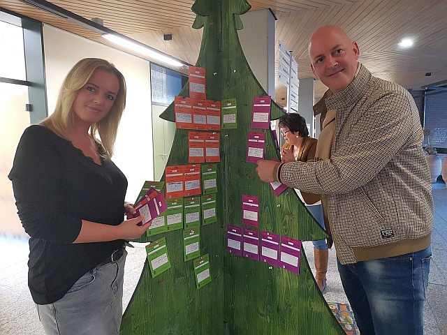 Susanne Abel und Michael Fröhlich am Wunschbaum Wardenburg 2020. Foto: GrAbo Susanne Abel und Michael Fröhlich am Wunschbaum Wardenburg 2020. Foto: GrAbo