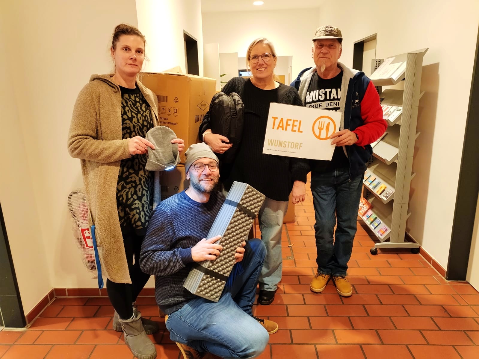 Freuen sich über die Spende von der Tafel Wunstorf e. V. - die Mitarbeiter vom Tagesaufenthalt der Diakonie Cloppenburger Straße in Oldenburg. Hier mit Wolfgang Wachtmeester aus Wunstorf. Foto: Uta Grundmann-Abonyi