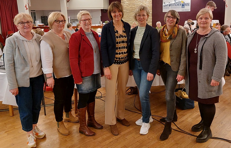Der neue Teamvorstand des Kreis-Land-Frauen-Verband Oldenburg. Foto: Thea Oltmann KLFV - Fachberaterin Margret Emke, Susanne Seeger, Karin Lüschen-Strudthoff, Elke  Coorßen, Heike Hohnholt, Heike Garms, Monika Rowold