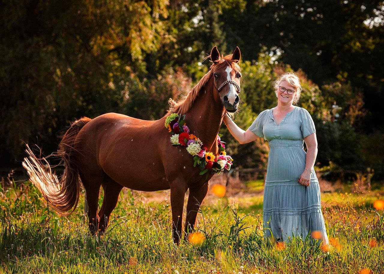 Thale Meyer von Wiemerslande ist die Gründerin der Verschenkegruppe für die Gemeinden Hatten + Wardenburg. Hhier mit ihrem Pferd Rivana. Foto: Vera Ohrdes thale_meyer_pferd_rivana_foto_vera_ordes_hatten_verschenkegruppe