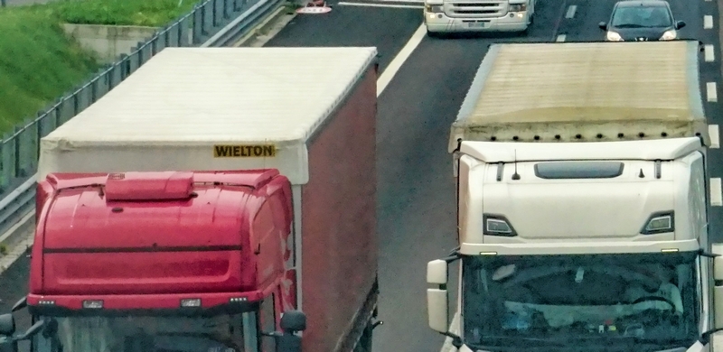 sattelschlepper_lkw_autobahn_sabine_pixabay