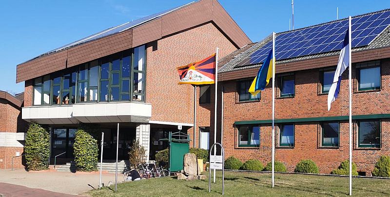 Wardenburg im Landkreis Oldenburg zeigt Flagge. Für Tibet. Für die Ukraine. Für Frieden + Freiheit. Foto: Waldemar Grundmann
