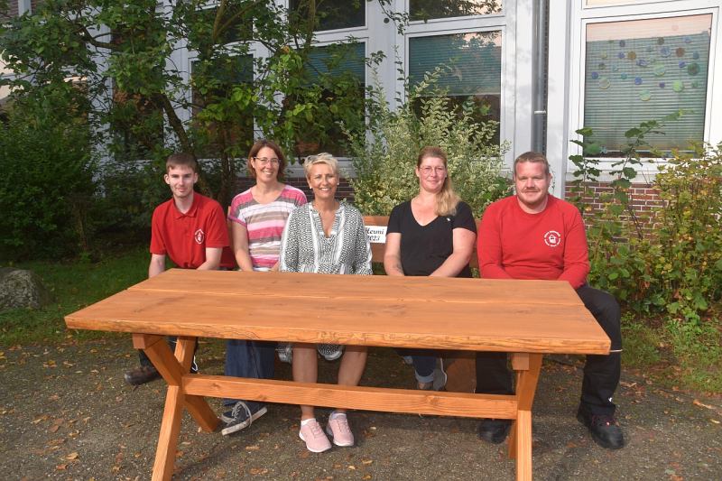 grundschule_wardenburg_tisch_spende_albers_holztechnik_foto_grabo_zeitung