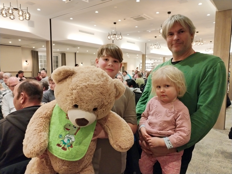 Kevin verschenkte seinen Gewinn, einen Riesenteddy an Patrizia Hellmann hier auf dem Foto mit Vater Michael. Foto Uta Grundmann-Abonyi www.agentur-grabo.de