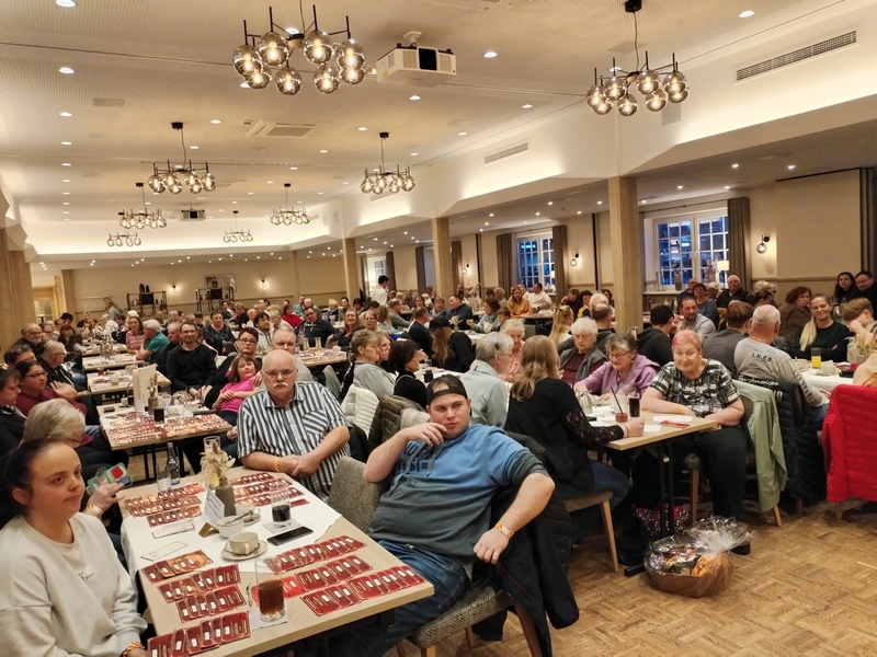 Volles Haus im Wardenburger Hof zur 33. Auslosungsshow der Wardenburger Tombola am 11. Januar 2026. Foto www.agentur-grabo.de
