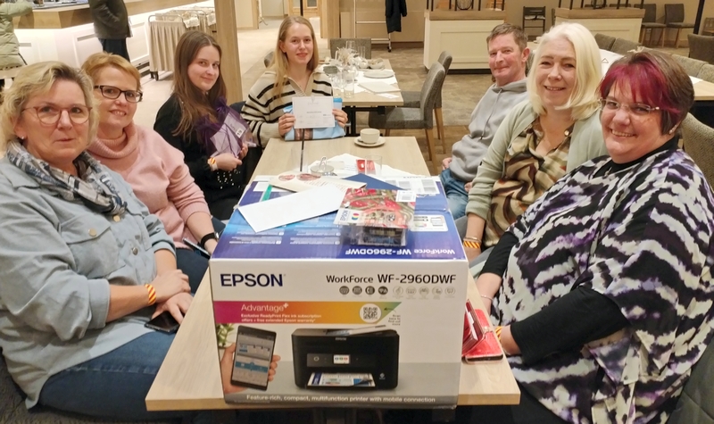 Ein Tisch mit mehreren Gewinnern bei der Auslosungsshow der 33. Wardenburgtombola am 11. Januar 2026 im Wardenburger Hof. Veranstalter Wirtschaftsförderungsverein. Foto Uta Grundmann-Abonyi