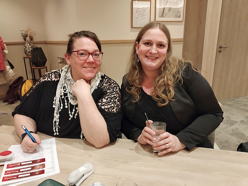 Mareike Polster und Johanna Hollmann haben die administrativen Arbeiten zur 33. Wardenburgtombola abgewickelt. Foto Uta Grundmann-Abonyi Landkreis Kurier Zeitung Wardenburg www.landkreis-kurier.de