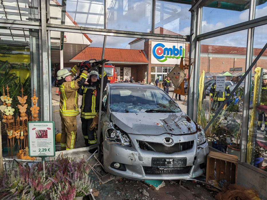 unfall_blumencenter_wardenburg_foto_feuerwehr_jochen_brunssen