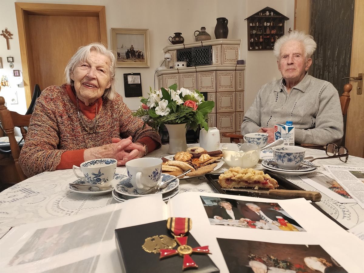 ursula_rau_adolf_rau_landkreis-oldenburg_eine-welt-gruppe_nepalhilfe_foto_grabo_landkreis-kurier.denshelferin Erika Barra über die Arbeit für die Eine-Welt-Gruppe Wardenburg, den Eine-Welt-Laden und die Projekte mit dem Gehörlosenzentrum in Nepal. Zum Neujahrsempfang auf Schloss Bellevue wurde Adolf Rau eingeladen und er erhielt das Bundesverrdienstkreuz 2003. Foto Uta Grundmann-Abonyi Seoredaktion Landkreiskurier Zeitung Oldenburg Stadt und Landkreis Niedersachsen www.landkreis-kurier.de