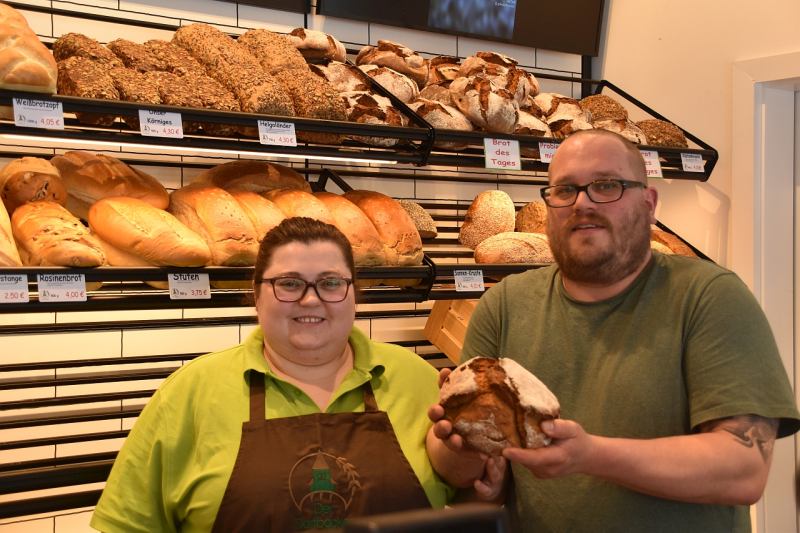 Valentina und Timo Schwiering Der Dorfbäcker Kirchhatten. Bestellungen von Torten, Kuchen und anderen Backwaren unter Tel.: 04482 - 308