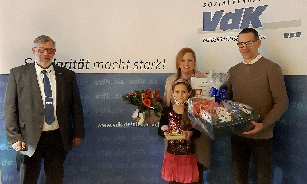 Landesvorsitzender Friedrich Stubbe begrüßt Grit Morbitzer mit ihrem Mann Bastian und Tochter Lea Marie als 100.000. Mitglied im VdK-Landesverband Niedersachsen-Bremen. ©VdK