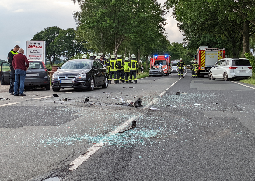 Unfallstelle Verkerhrsunfal mit 5 Fahrzeugen Wardenburg Südheide 1. Juni 2022. Foto: Jochen Brunßen Gemeindepressewart Feuerwehr Wardenburg www.feuerwehr-wardenburg.de